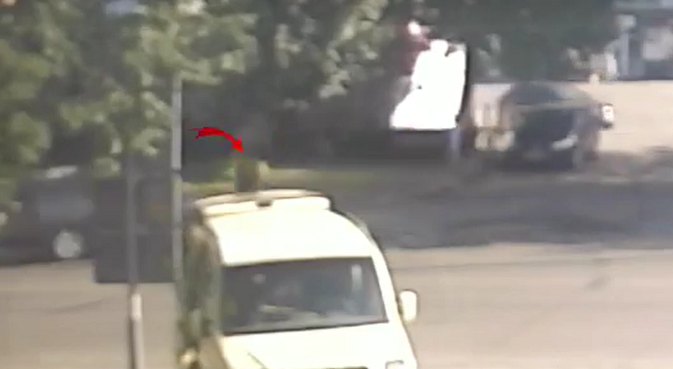 У Луцьку дівчину на електросамокаті збила «тойота»: показали момент удару (відео)