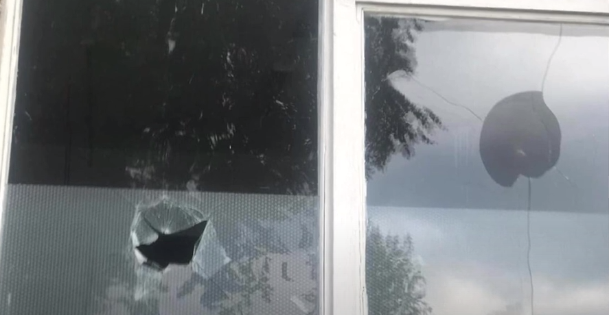 На Волині вандали пошкодили вікна ліцею (відео)