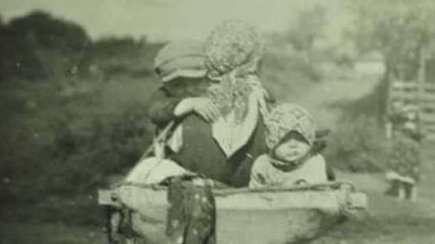 Діти з мамою на Волинському Поліссі в 1930-х (фото)