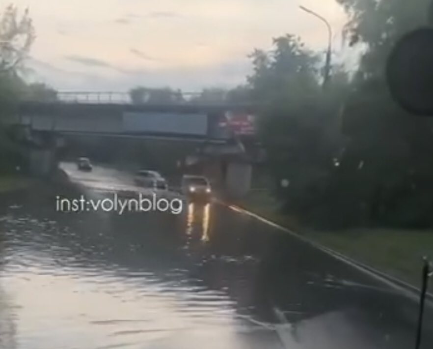 У Луцьку затопило вулицю Карпенка-Карого (відео)