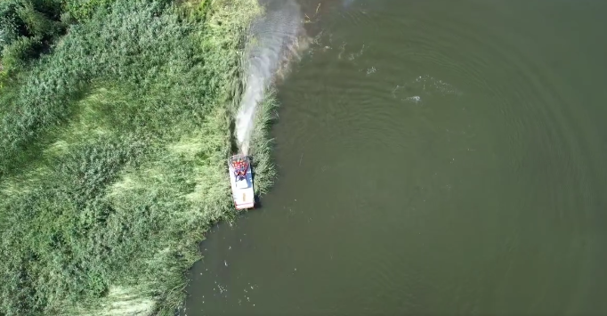 Швидкість, надпрохідність, маневреність: волинські рятувальники тестили унікальний болотохід (відео)