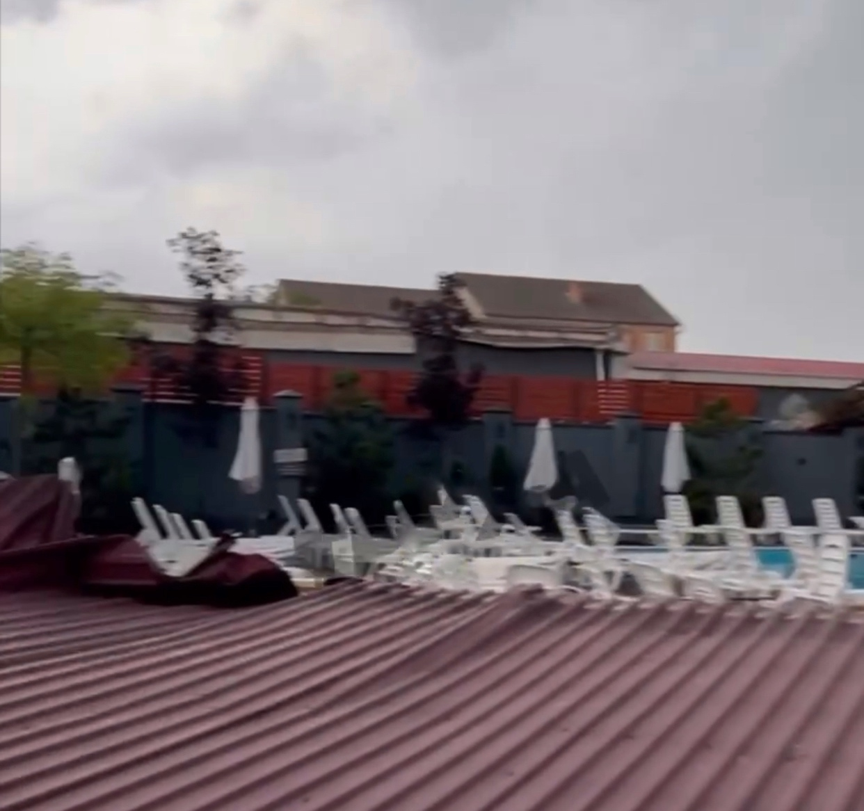 У Луцьку в «Максимусі» знесло дах на місця для відпочивальників (відео)