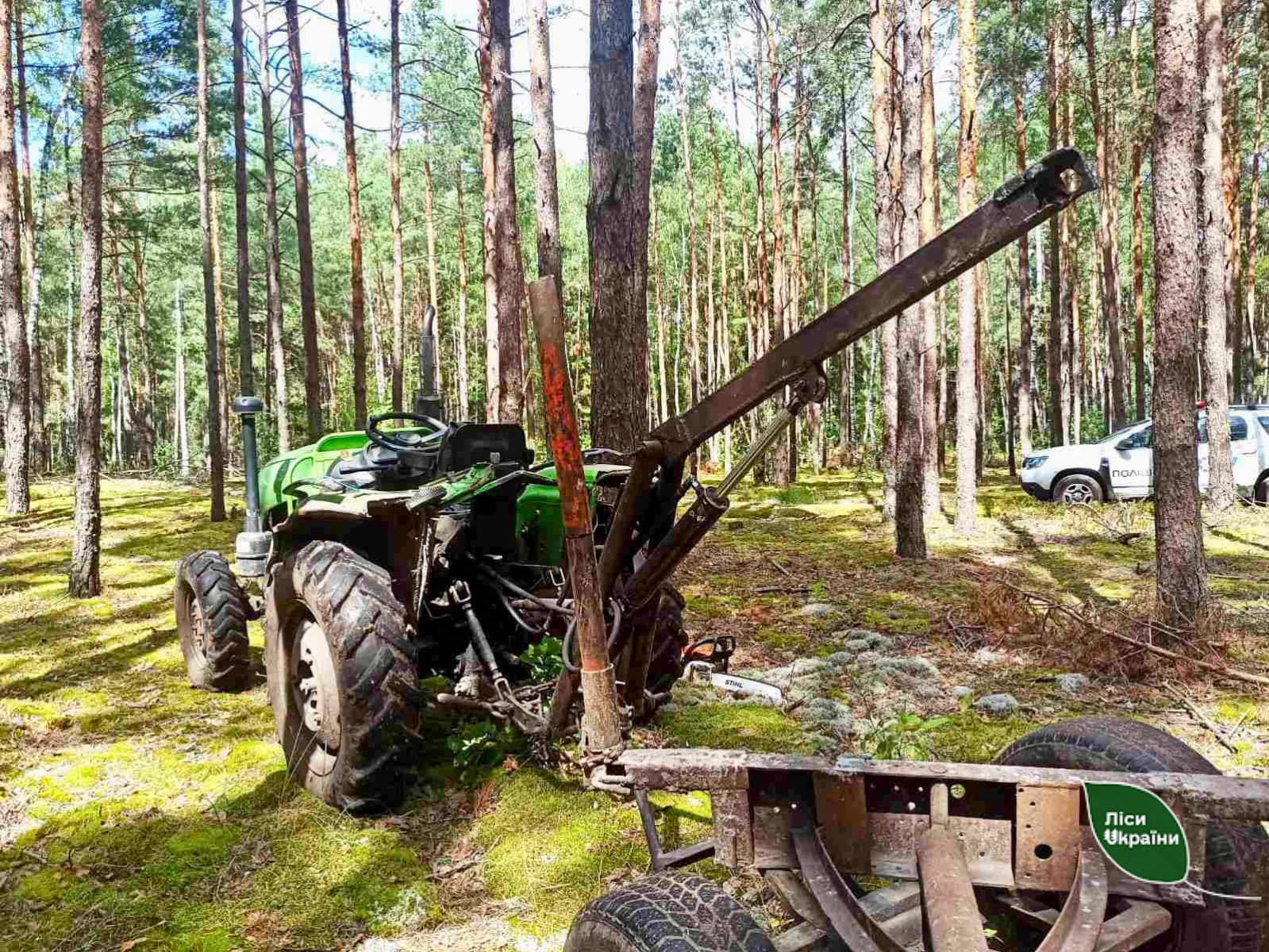 Серед лісу на Волині зупинили трактор з нелегальною деревиною