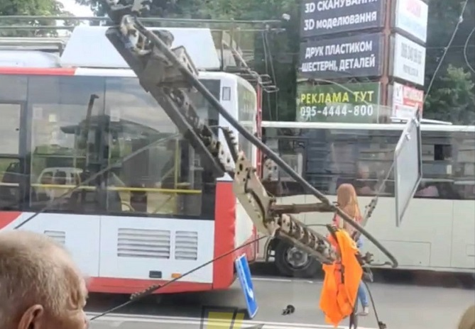 Впали знаки: у Луцьку на Рівненській обірвало тролейбусну лінію (відео)