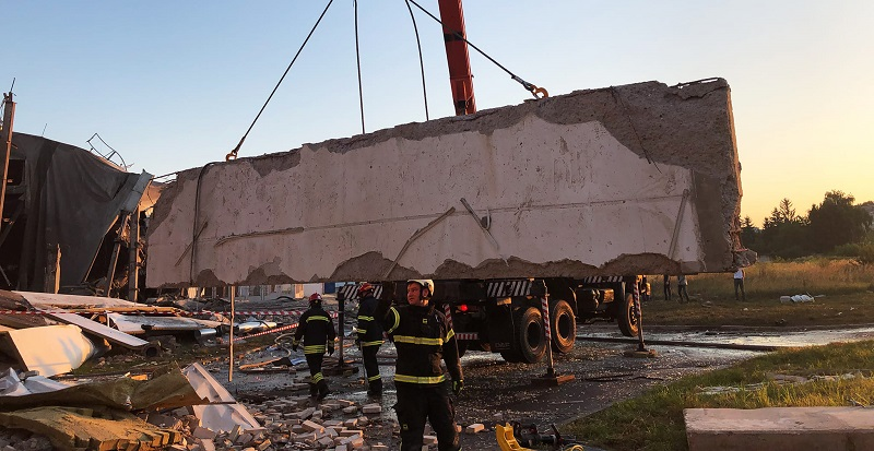 Як рятувальники ліквідовували наслідки ракетного удару по Луцьку (фото, відео)