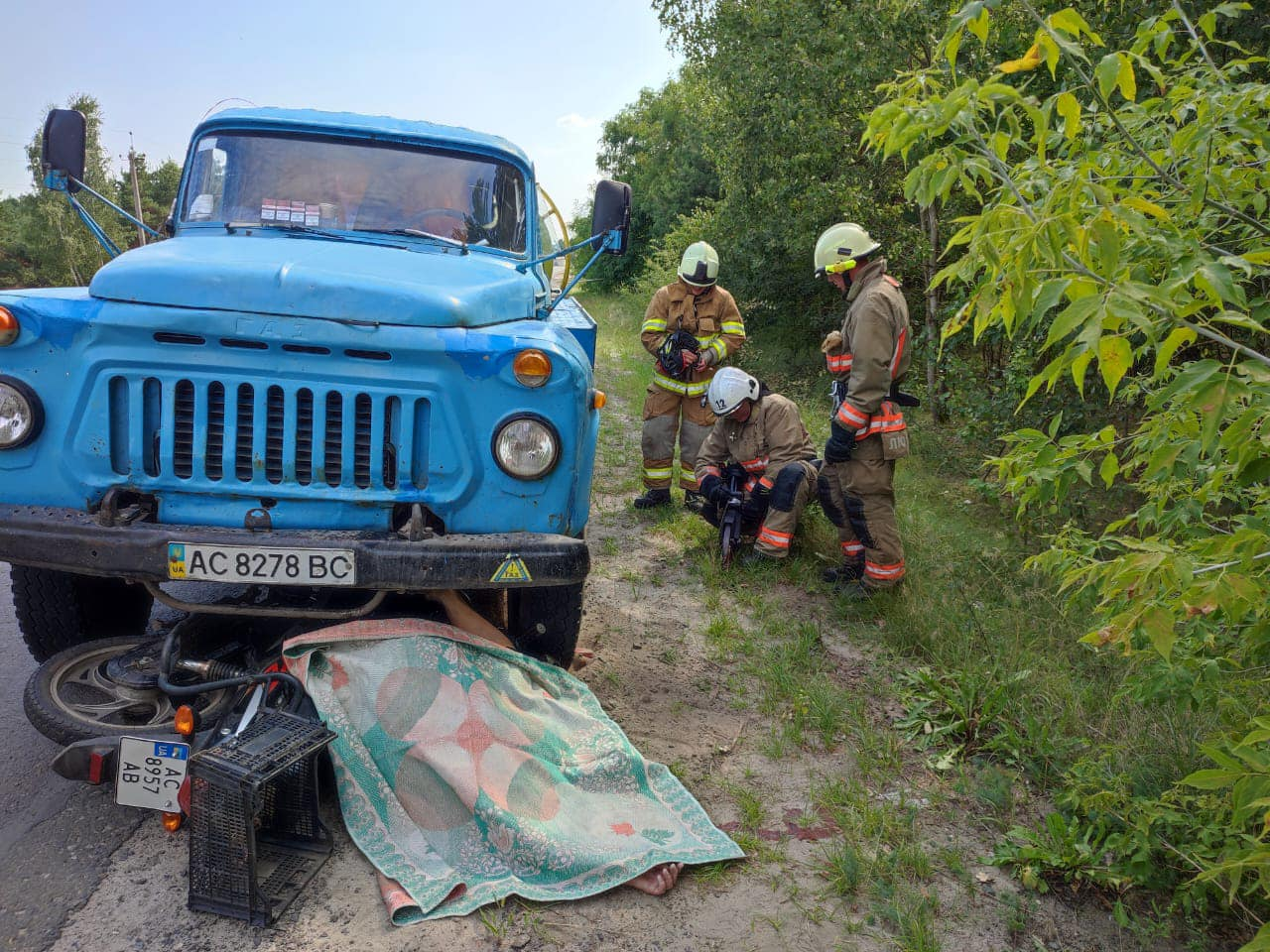 Жінку затисло між колесами вантажівки: розповіли деталі аварії на Любешівщині (фото)