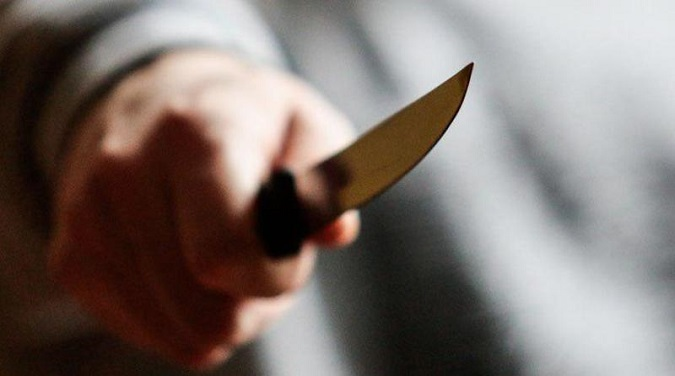 У Ковелі двоє чоловіків погрожували сокирою та вдарили ножем хлопця через тату