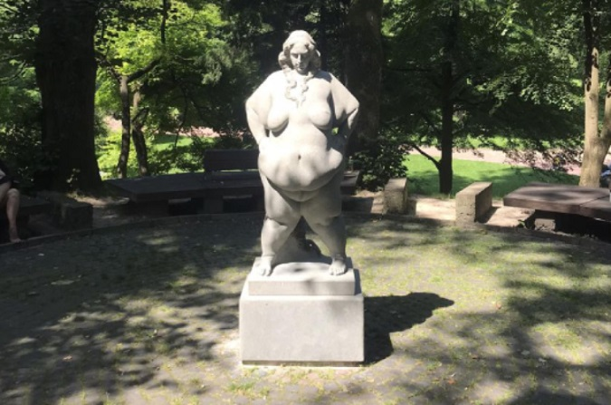 У Львові сперечаються про оголену жіночу скульптуру у парку (фото)