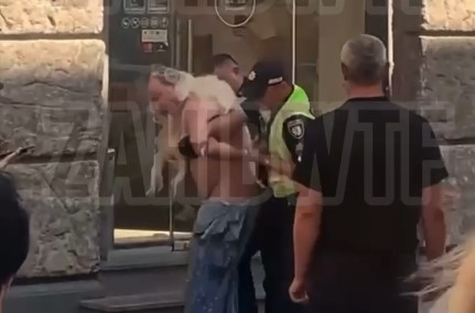 У центрі Львова оголений трансвестит кидався на людей та кусав поліцейських (відео)