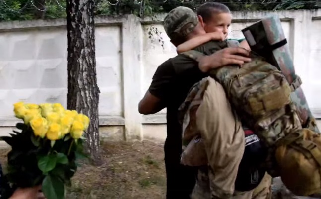 Зворушливо до сліз: показали відео повернення волинського прикордонника з фронту додому