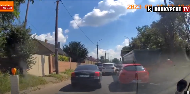 Рух ускладнений: у Луцьку зіткнулися вантажівка і легковик (відео)