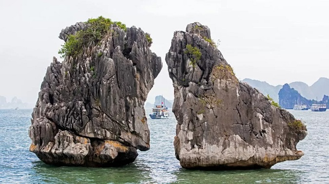 У Вʼєтнамі можуть обвалитися відомі «скелі, що цілуються»
