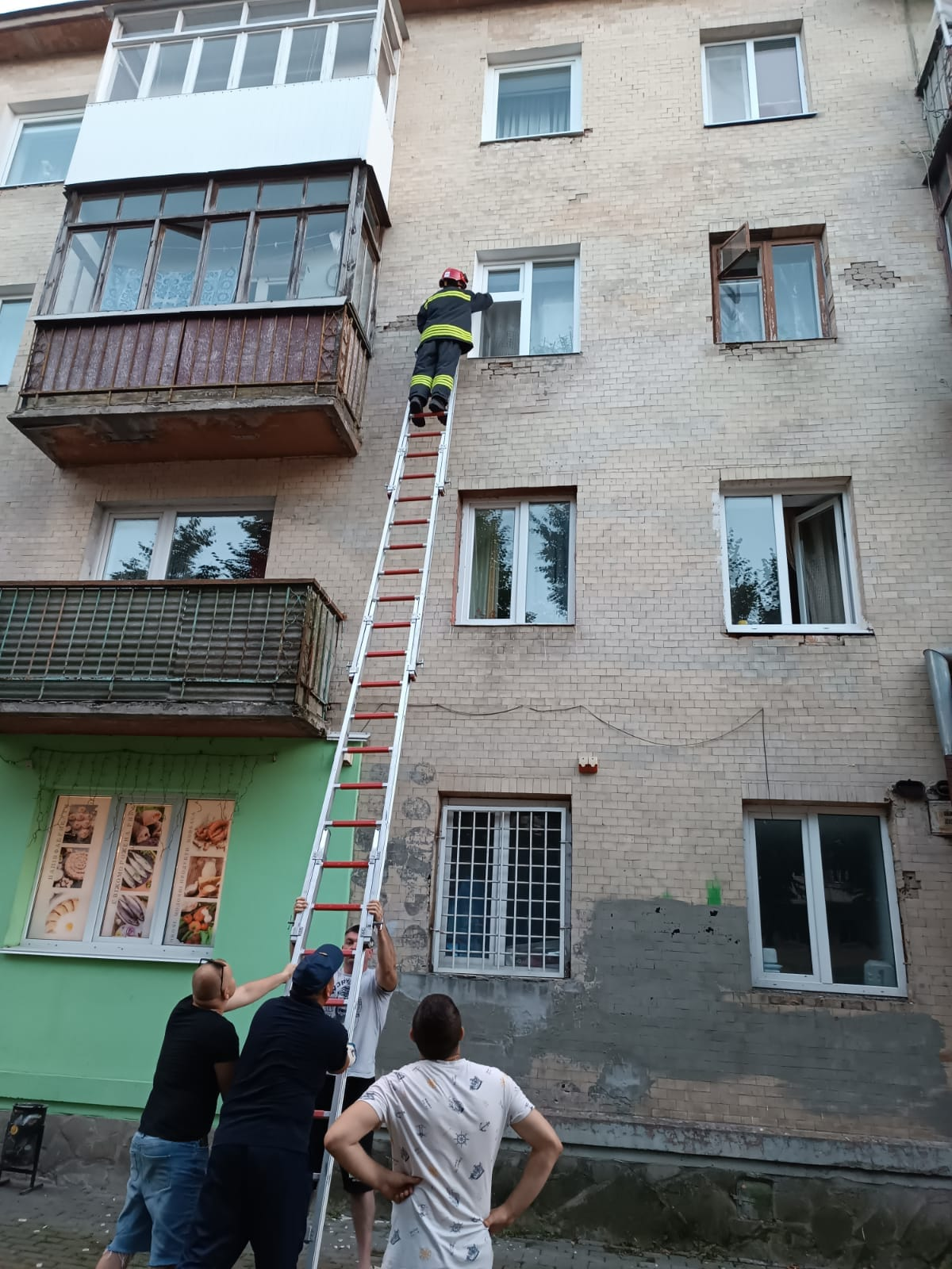 Довго не виходив на зв'язок: у Луцьку рятувальники визволяли з квартири хворого чоловіка (фото)