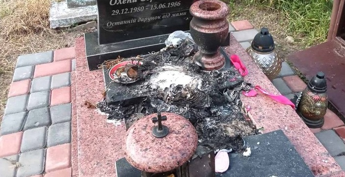 На Волині невідомі осквернили дитячу могилу: спалили на ній книгу та іграшку (фото)