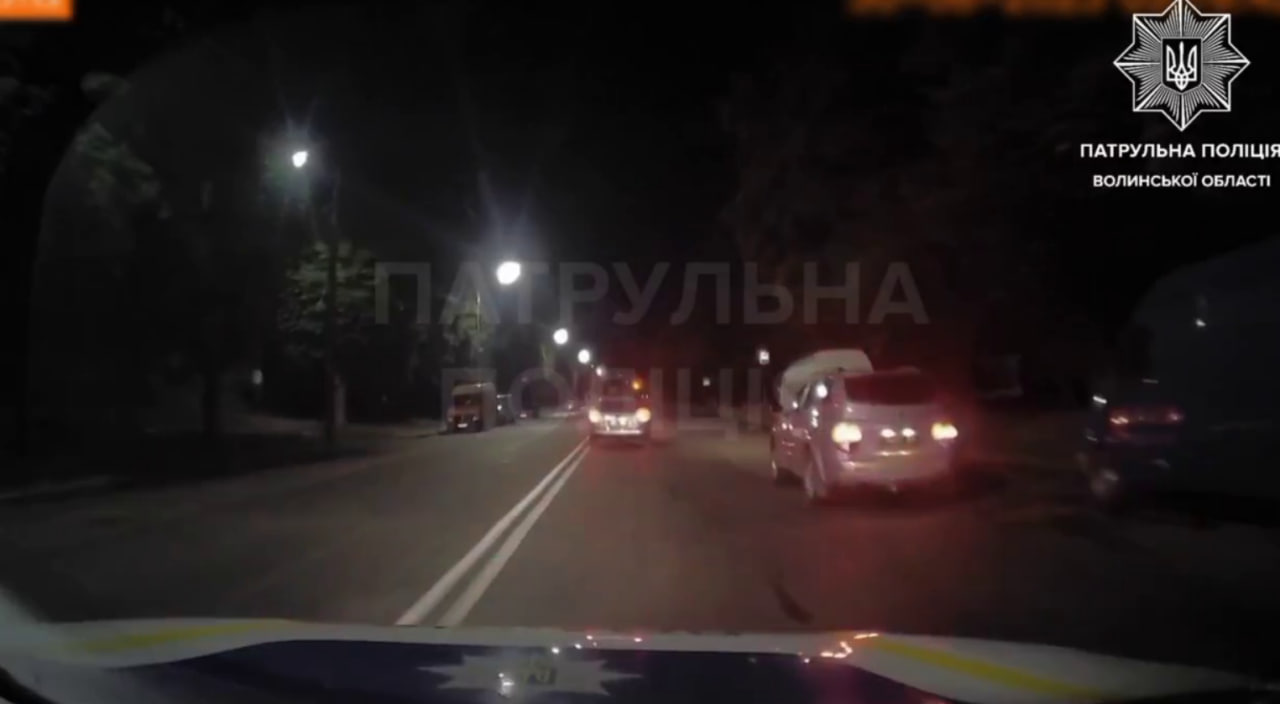 Перетнув подвійну суцільну: у Луцьку вночі зловили п'яного водія (відео)