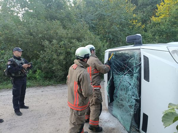 Розрізали лобове скло: на Камінь-Каширщині рятувальники визволяли постраждалих в ДТП (фото)