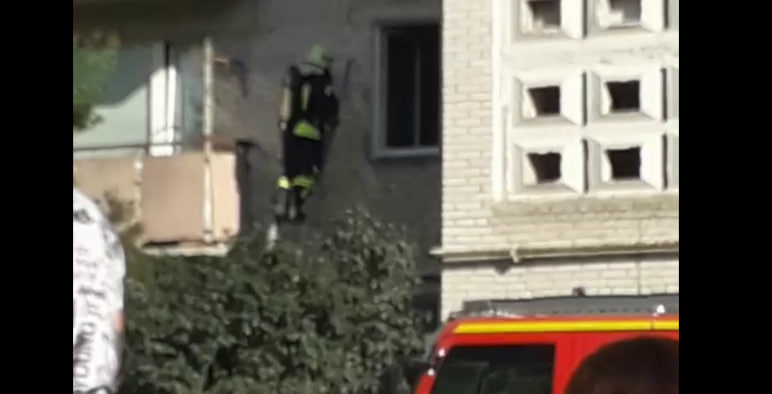На Собороності у Луцьку горить будинок: на місці працюють рятувальники (відео)