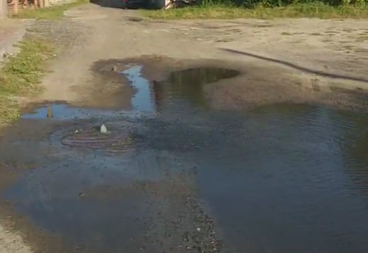 У центрі Луцька серед дороги б'є фонтан з води (відео)