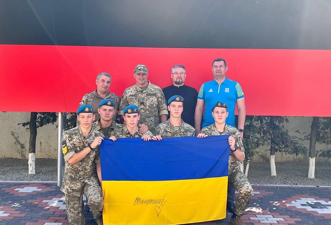 Залужний передав прапор України з власним підписом Волинському військовому ліцею (фото, відео)