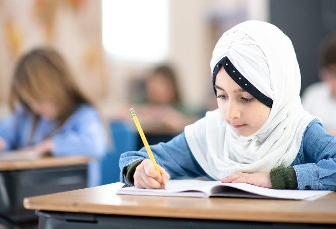 У Франції десятки дівчат зі школи відправляють додому через мусульманський одяг