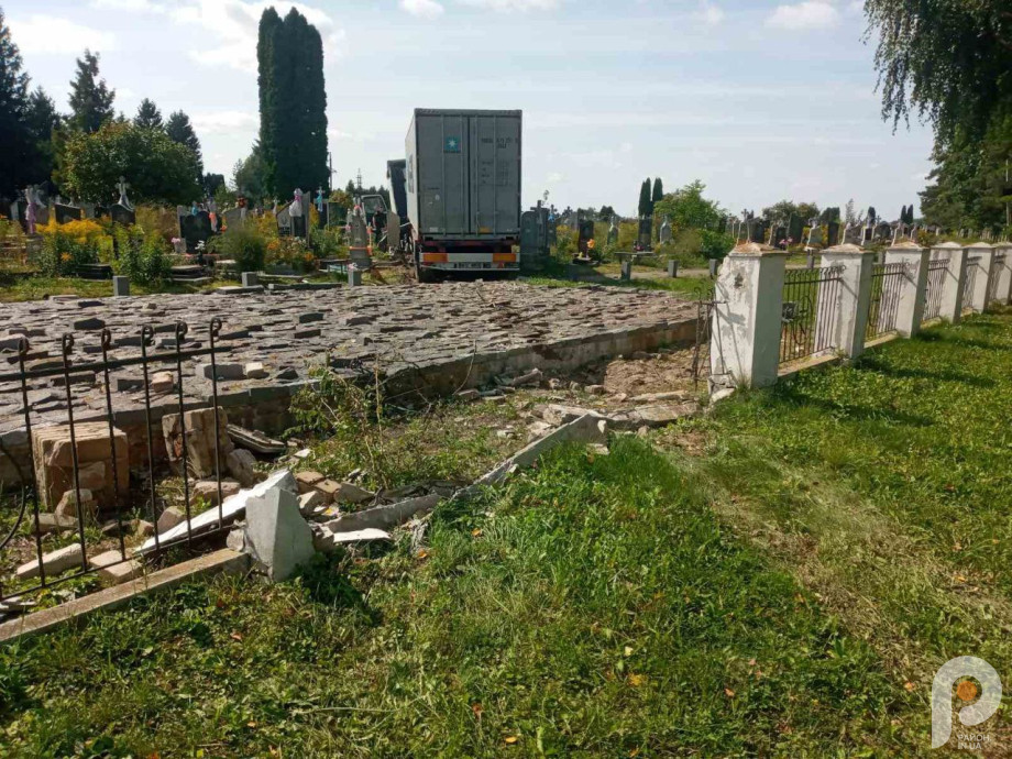 Зруйнований паркан і пошкоджені могили: подробиці ДТП на кладовищі за Володимиром