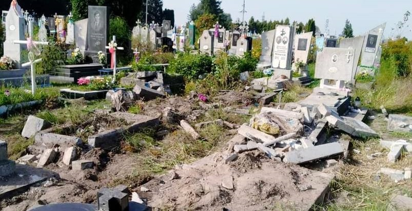 Пошкоджені 10 могил: показали наслідки ДТП на волинському цвинтарі (фото)