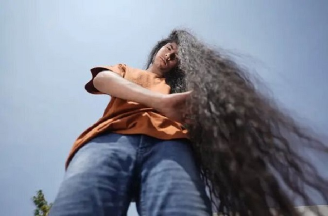 Хлопець з найдовшим волоссям у світі: який він має вигляд (відео)