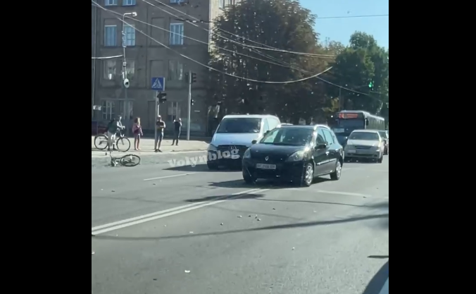 В Луцьку на пішохідному переході збили велосипедиста (відео)