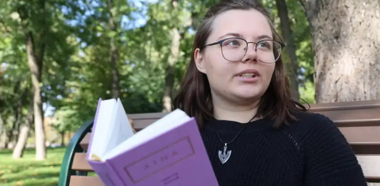 Ліна Костенко підписала книжку для дівчини, яка в Харкові вийшла з протестом на виступі Лободи