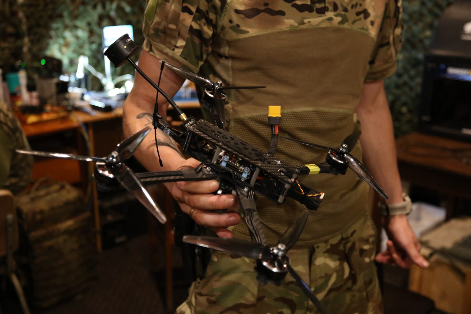 Як волинський екіпаж FPV-дронів доставляє «делікатеси» для орків (репортаж)