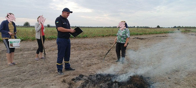 На Волині в полі жінка палила суху траву: як її покарали (фото)