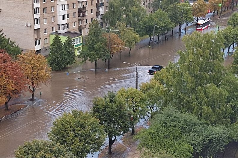Зупинилися тролейбуси: у Луцьку затопило проспект Відродження (фото, відео)