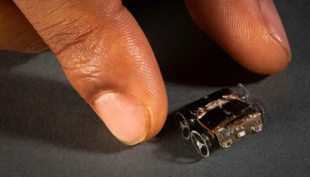 У США розробили мініатюрного робота, який може працювати на радіохвилях (відео)