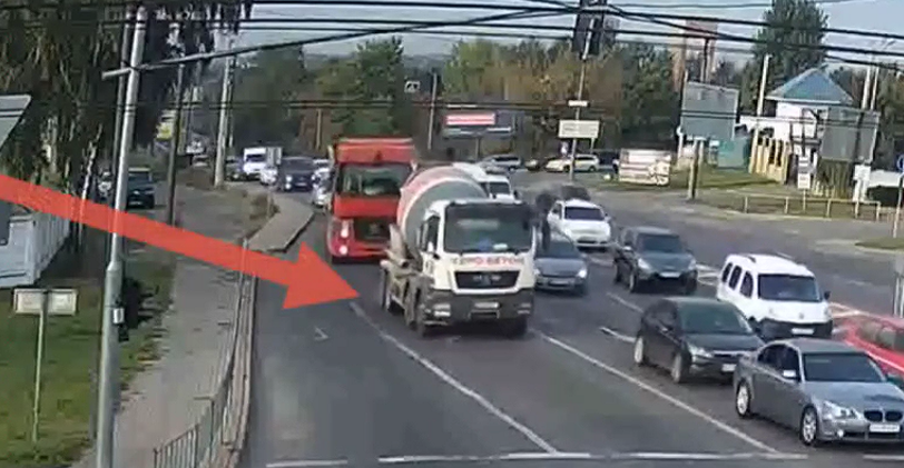 У Луцьку вантажівка будівельників заляпала бетоном дорогу (відео)