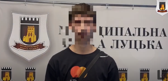 Хуліган, який крутив камери на зупинках у Луцьку,  «здався» муніципалам (відео)