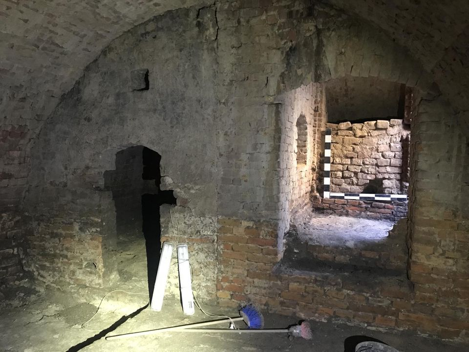 Археологи розчищують підземні кімнати, знайдені в соборі Святої Трійці в Луцьку (фото)