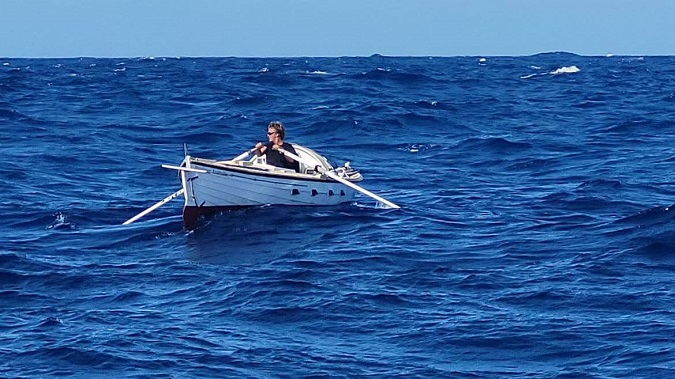 Врятували чоловіка, який збирався переплисти Тихий океан на саморобному човні (фото)