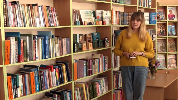 Лучанка показала власну колекцію мініатюрних книжок (відео)