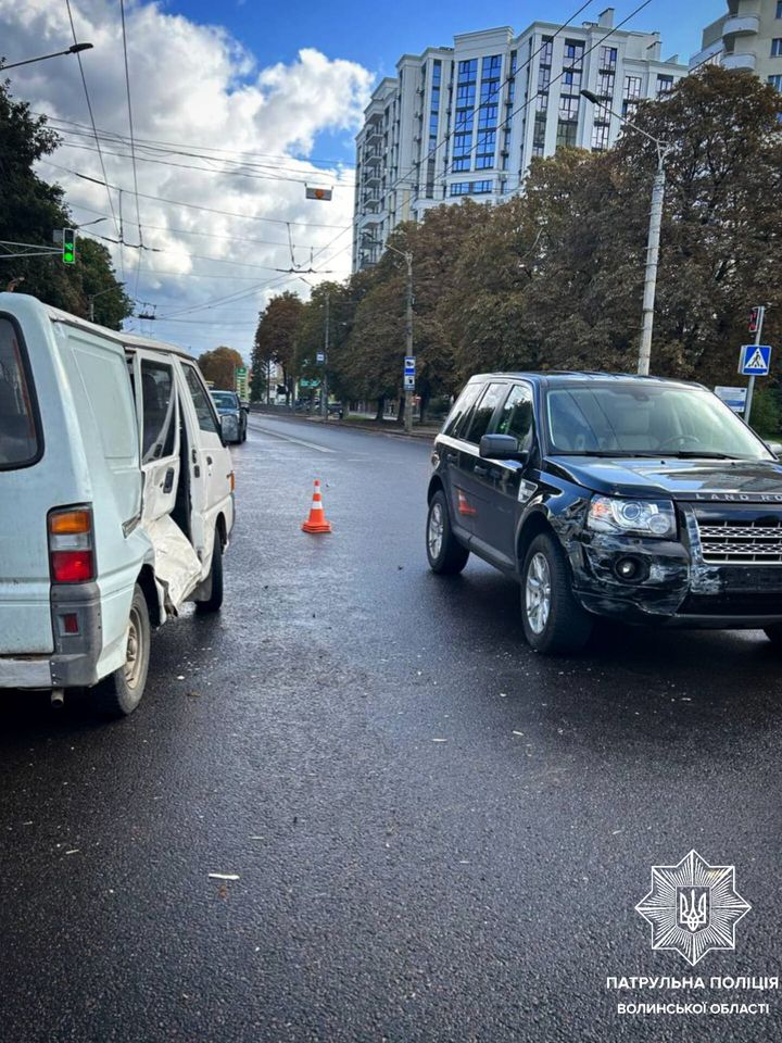 Водій Mitsubishi не надав перевагу: повідомили деталі ДТП на Київському майдані (фото)