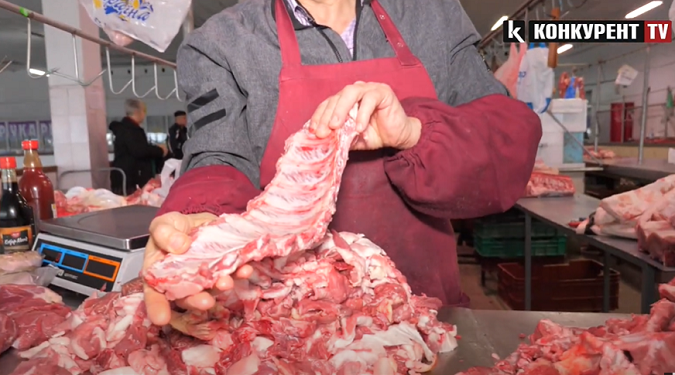 Скільки коштують свинячі ребра та гуляш на ринку Луцька (відео)