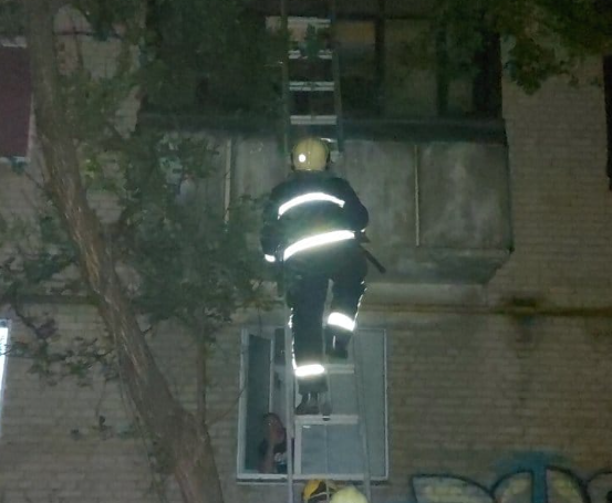У Луцьку визволяли дитину, яка зачинилася в квартирі на 3-му поверсі (фото)