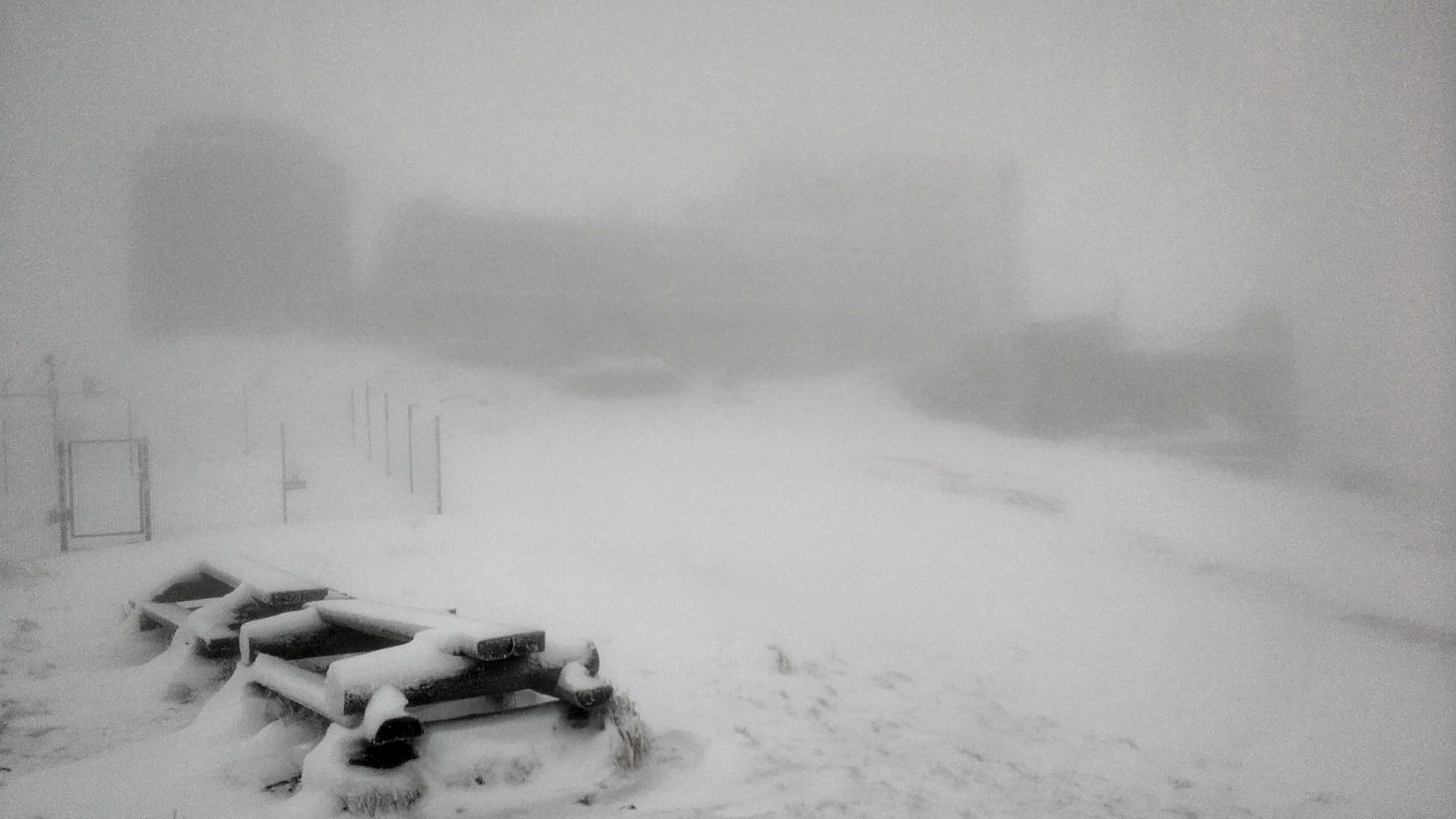 Піп Іван у Карпатах замело снігом (фото)
