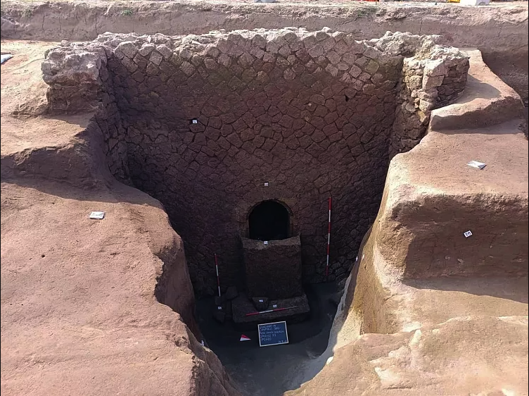 В Італії знайшли стародавню «гробницю Цербера» (фото)