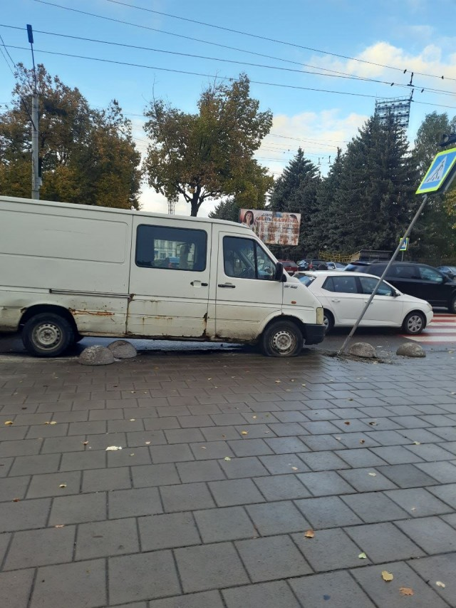 У Луцьку сталась аварія біля меморіалу: бус влетів у знак (фото)