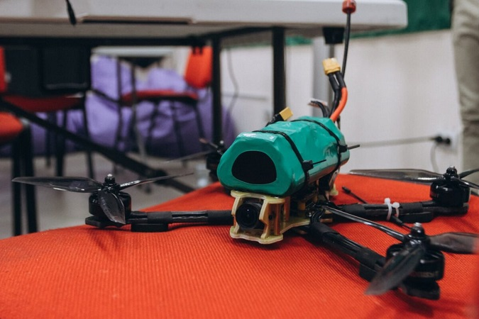 В Україні школярів навчатимуть керувати дронами