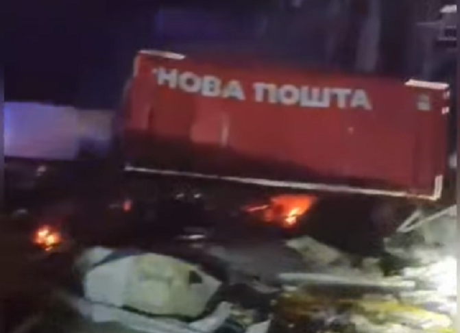 На Харківщині росіяни вдарили по терміналу «Нової пошти» – є загиблі (відео)
