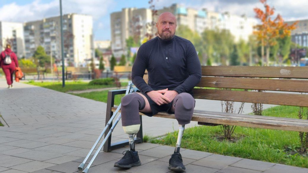 «Залізні ноги – це не свої», – тероборонівець з Луцька вчиться ходити на протезах (фото, відео)