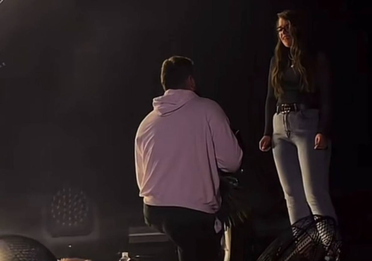 У Луцьку на концерті Наді Дорофєєвої чоловік романтично освідчився коханій (відео)