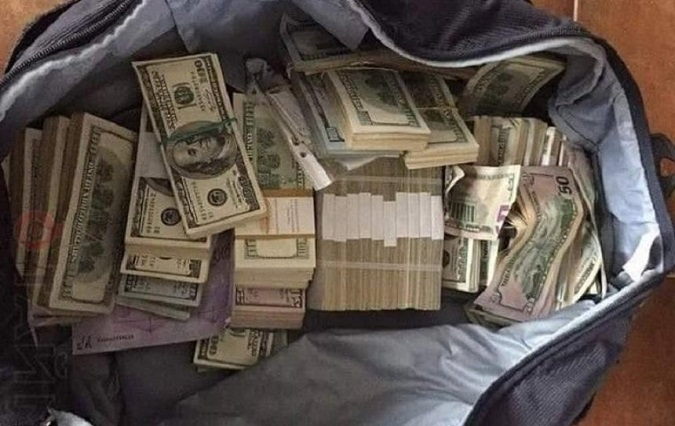 Жінка забула у потягу сумку з 12000 доларів: де тепер гроші