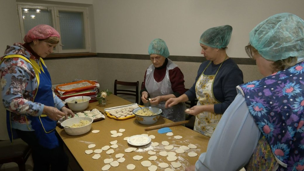 Збираються тричі на тиждень: у Луцьку волонтерки готують для військових півтисячі вареників за раз (фото, відео)